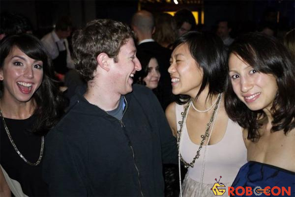 Trước khi bỏ học, Mark đã kịp gặp Priscilla Chan (hiện nay là vợ của anh). 